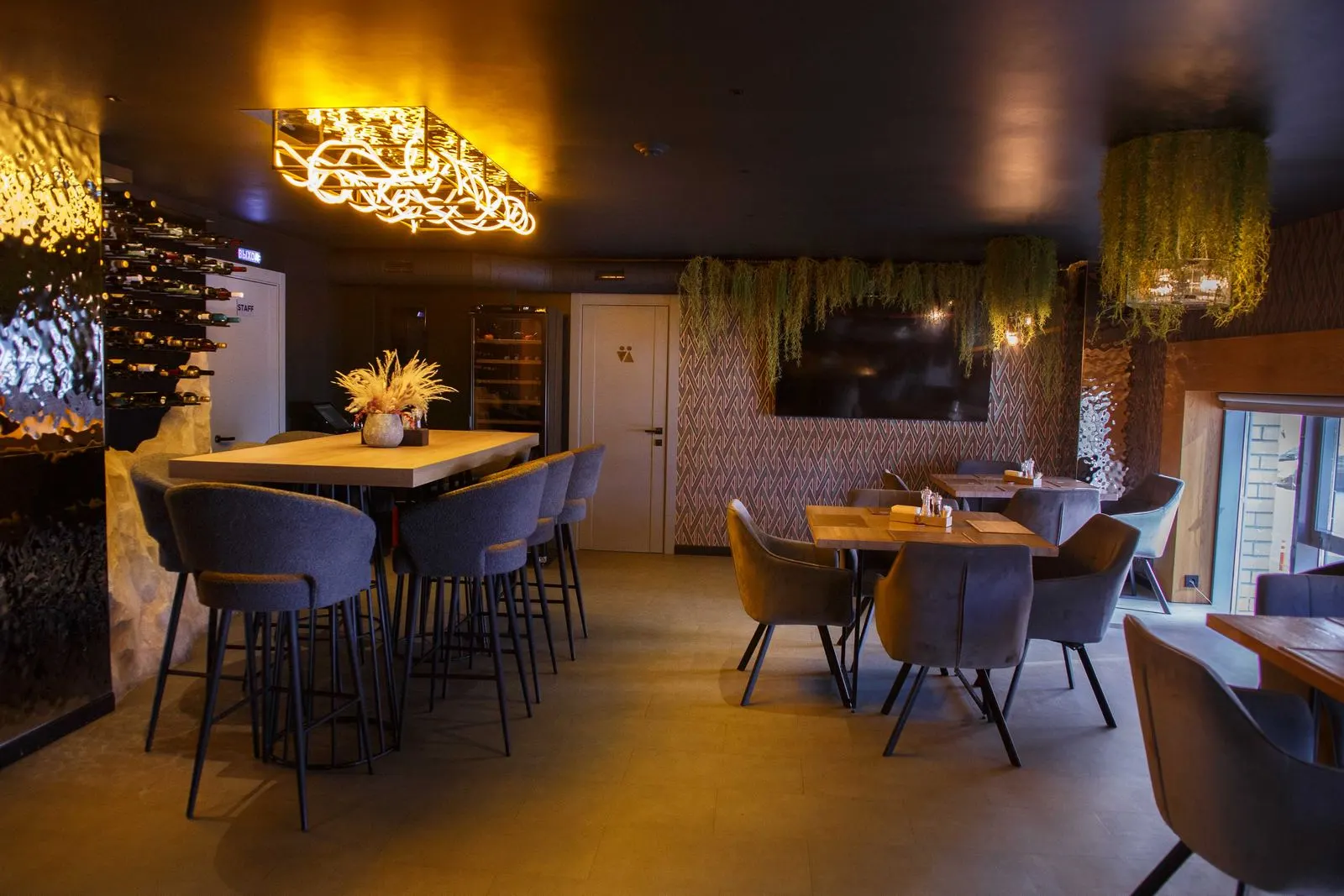 Высокий стол с барными стульями